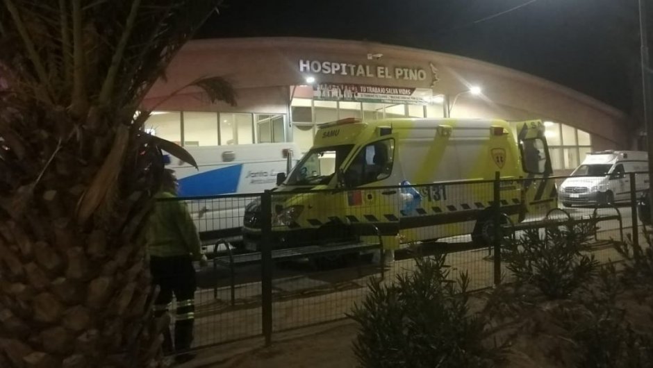 Pacientes debieron esperar por más de ocho horas en ambulancias. (Foto: ADN). 